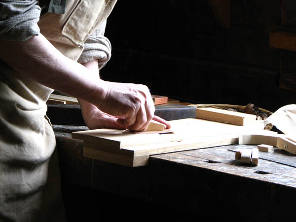 Nuestro equipo de profesionales cuenta  con muchos años de contrastada <strong>experiencia</strong> en el sector de la <strong>carpintería de madera en Sarratella</strong>.